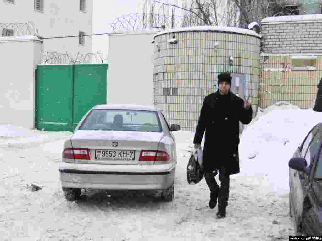 Вязьні Акрэсьціна на волі. З турмы на Акрэсьціна пачалі выпускаць затрыманых