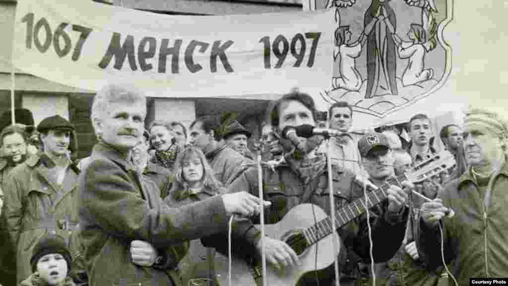 Алесь Бяляцкі на мітынгу апазыцыі ля Опэрнага тэатру. Сьпявае бард Андрэй Мельнікаў. Менск, 1997