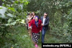 Зінаідзе Пашкевіч дапамагае муж яе праўнучкі, Антоніё Віёлі