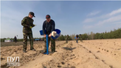 Сьвятлана Канашэнка і памэранскі шпіц побач з Лукашэнкам