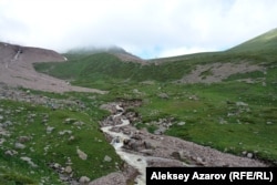 Богданович мұздығынан Комсомол өзені шығады. Алматы облысы, 3 шілде 2016 жыл.