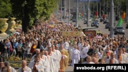 Ілюстрацыйнае фота. Працэсія Божага цела ў гонар сьвята Цела і Крыві Хрыстовых у цэнтры Менску, 2015 год