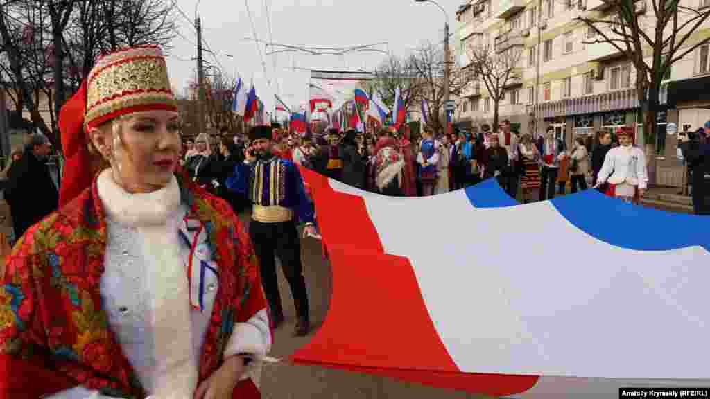 Перед началом шествия по проспекту Кирова