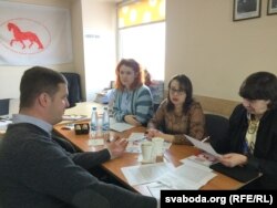 Віктар Янчурэвіч на прыёме ў дэпутаткі Канапацкай. Побач грамадзкія памочнікі – Тацяна Буянкова і намесьніца старшыні АГП Антаніна Кавалёва