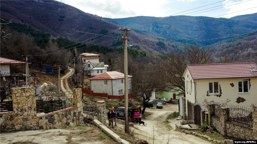 На развилке улиц Сосновая (слева) и Ключевая. Ими село пока и ограничивается. В конце XVIII века через тогдашнее Кучук-Озенбаш проходила одна из немногих на полуострове дорог из Бахчисарая в Ялту