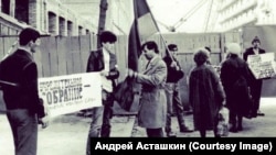 Демократы на пикете в августе 1991 года в Самаре