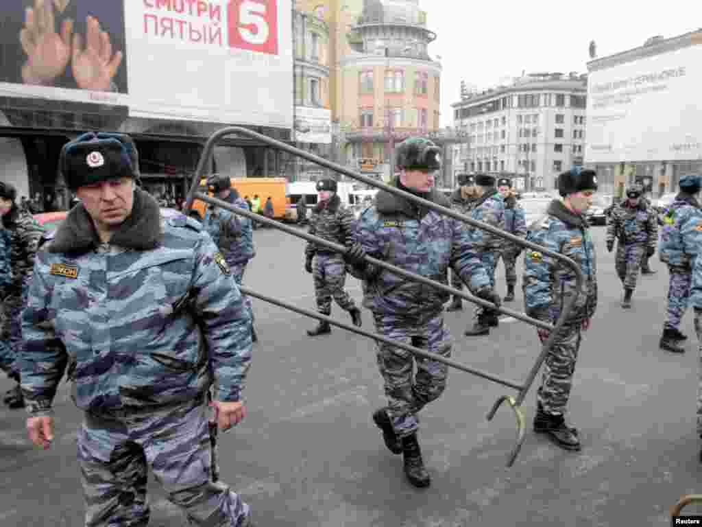 Установка заграждений у метро "Лубянка"