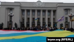 Акция переселенцев из Крыма под зданием парламента Украины, 5 июня, 2014 года