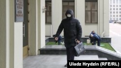 Дэпутат у масцы на ўваходзе ў Палату прадстаўнікоў