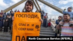 Митинг против строительства храма в парке, архивное фото