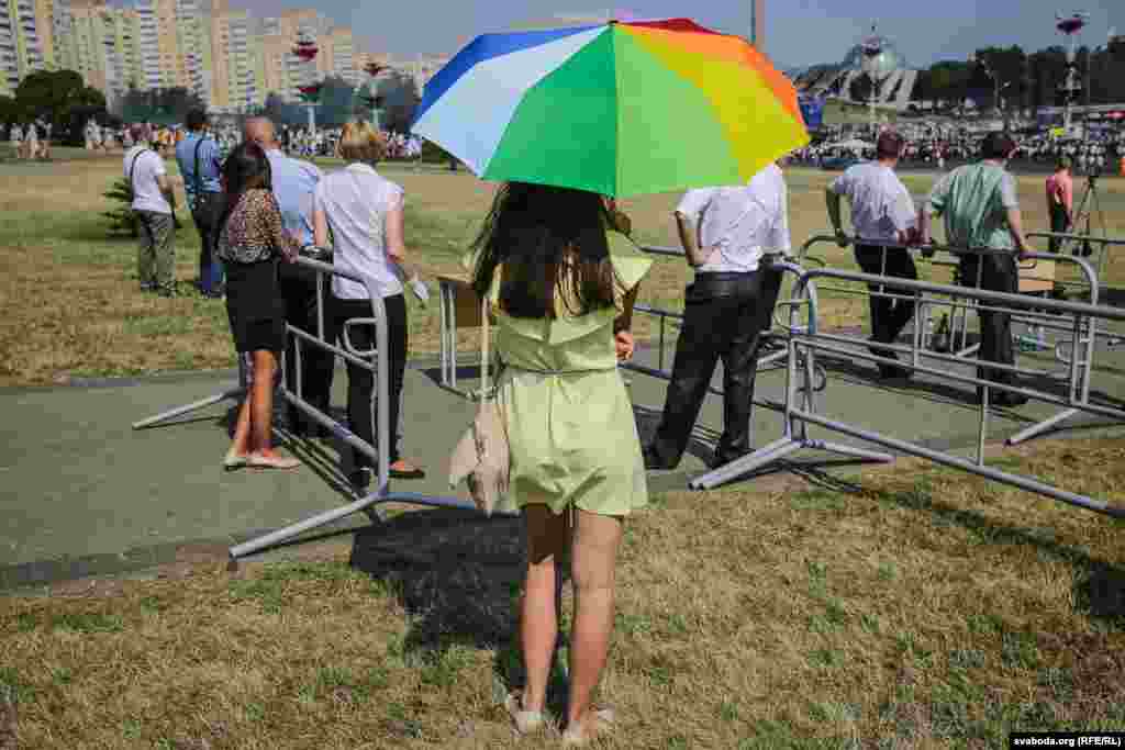 З-за 30-градуснай сьпёкі пачатак параду адмыслова перанесьлі на гадзіну раней