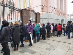 Очередь на пикеты в поддержку больных