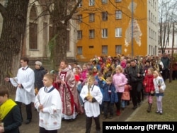 Хрэсны ход і вакол сьвятыні, і вакол прыбудовы