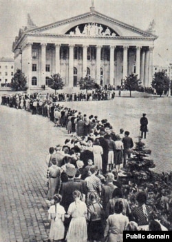 Чарга ў Палац культуры прафсаюзаў 15 жніўня 1986 году, дзе стаяла труна зь Якубам Коласам.