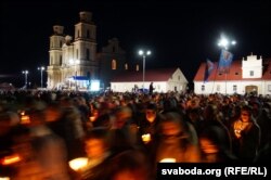 Падчас працэсіі вернікі моляцца і ідуць за абразом са сьвечкамі