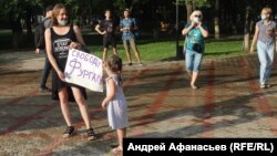 Полина Крапивная на акции в поддержку Фургала в Благовещенске