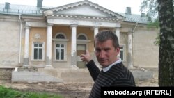 Ігар Лапеха паказвае на частку палаца, якая была дабудавана ў савецкі час