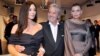 Fransız aktyor Alain Delon Lola Karimova-Tillyaeva (sağda) və aktrisa Monica Bellucci ilə birlikdə "Uzbekistan 2020" mərasimində. Paris