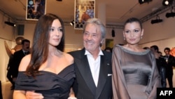 Машҳур француз актëри Alain Delon ва италян актрисаси Monica Bellucci Лола Каримова Парижда уюштирган хайрия кечаларидан бирида.