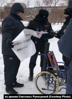 Никиту Рукосуева полиция задерживает на пикете против затягивания расследования смерти своего сына, Красноярск