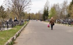 У мінулыя гады ў цэнтральным праходзе могілак было людна. Цяпер жа ім праходзілі адзінкі