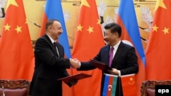 Azərbaycan və Çin prezidentləri İlham Əliytev (solda) və Xi Jinping, Pekin 10 dekabr 2015