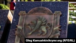 Изображение герба Крыма, установленное в Симферополе в 2014 году (иллюстрационное фото)