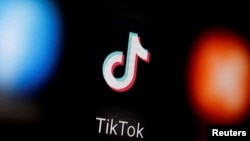 Логотип TikTok на экране смартфона