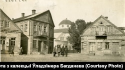 Брукаваная аўтэнтыка Ліды, 1917. На другім пляне — галоўная сынагога, пабудаваная ў 1896 годзе. Згарэла пасьля нямецкага бамбаваньня ў чэрвені 1941-га, сьцены пазьней разабраныя