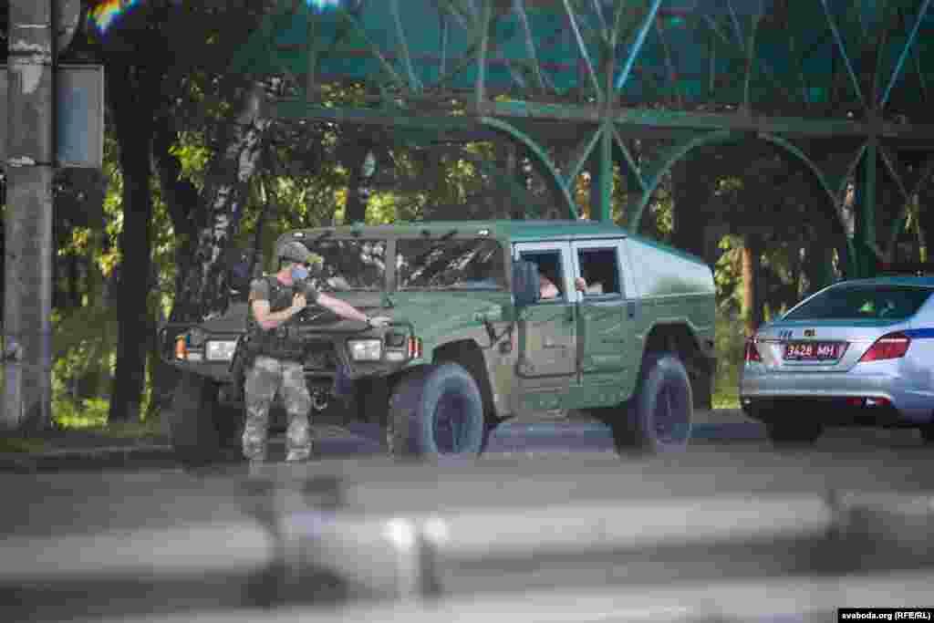 На въезде в столицу Беларуси утром стояла военная техника