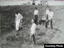 Пастаноўка «Цара Максіміляна» ў Заслаўі. Вясна 1981 году. Арына ў ролі пажа другая справа. З архіву Арыны і Вінцука Вячоркаў.