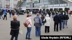 Ілюстрацыйнае фота. Чарга паставіць подпіс за Сьвятлану Ціханоўскую каля Камароўскаг рынка ў Менску, 31 траўня 2020 году