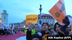 Пратэст на Замкавым пляцы ў Варшаве ў падтрымку агульнанацыянальнага страйку настаўнікаў, 12 красавіка 2019