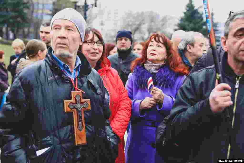 Мітрапаліт Павал заклікаў вернікаў ня ўдзельнічаць у акцыі-малебне. Перад пачаткам малебну каля Сьвята-духавага сабору былі затрыманыя актывісты Андрэй Шарэнда і Арцём Чарняк.​​