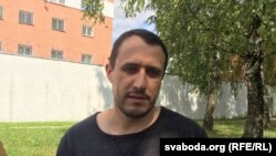 Сустаршыня партыі БХД Павал Севярынец пасьля адбываньня 10-суткавага арышту за акцыі ў Курапатах выйшоў з турмы на Акрэсьціна. Менск, 16 жніўня 2018 году