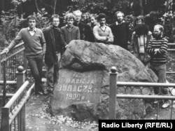 Паездка ў Кушляны на сядзібу Францішка Багушэвіча. Зьлева направа: Міхась Казлоўскі, Вінцук Вячорка, Алесь Бяляцкі, ?, аўтар, Сяргей Сыс, Вінцэсь Мудроў, Алег Бембель і Кёні Кім, Алесь Шпакоўскі, 1984 год.