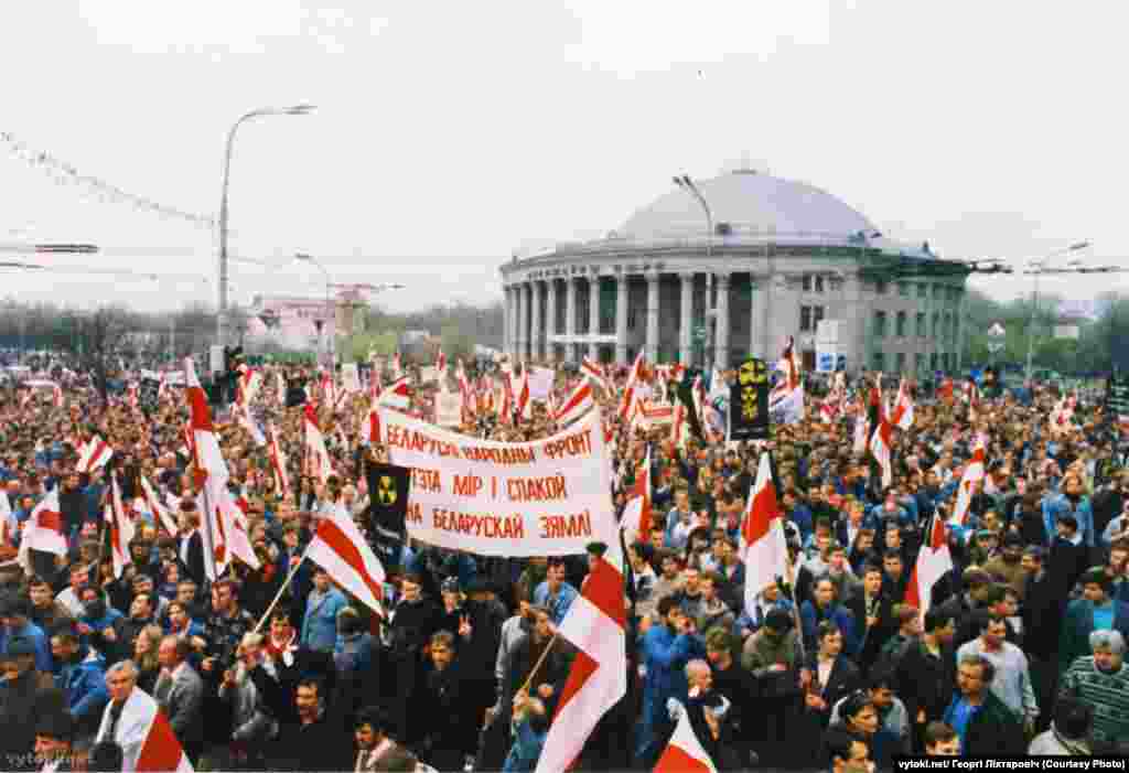 1996. Удзельнікі шляху на тагачасным праспэкце Скарыны (сёньня праспэкт Незалежнасьці) ля менскага цырку