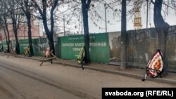 Вянкі, якія берасьцейскі актывіст усклаў да будоўлі, дзе знайшлі парэшткі ахвяраў нацызму. 24 лютага 2019 году