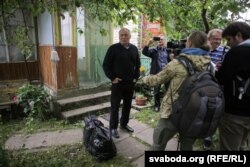 Мікалай Статкевіч каля свайго дому а 13-й гадзіне перад выездам у цэнтар Менску