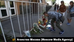 Москвичи приносят цветы к зданию посольства США, 13 июня 2016