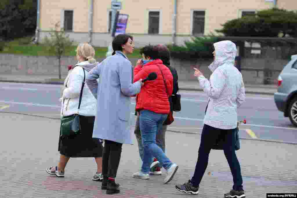 На вуліцы зноў працуе карэспандэнтка БТ ксенія Лебедзева. Людзі яе пазнаюць і адмаўляюцца гаварыць, яна не зважае на гэта&nbsp;