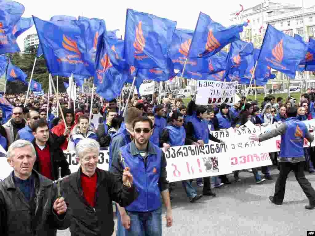 В Тбилиси десятки тысяч сторонников оппозиции вышли на митинг перед зданием парламента. Оппозиция требует отставки президента Грузии Михаила Саакашвили и заявляет, что акция протеста будет бессрочной