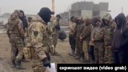 Вербовка иностранных рабочих на войну на стройке в Марьянской, скриншот видео из группы "ЧП Краснодар"