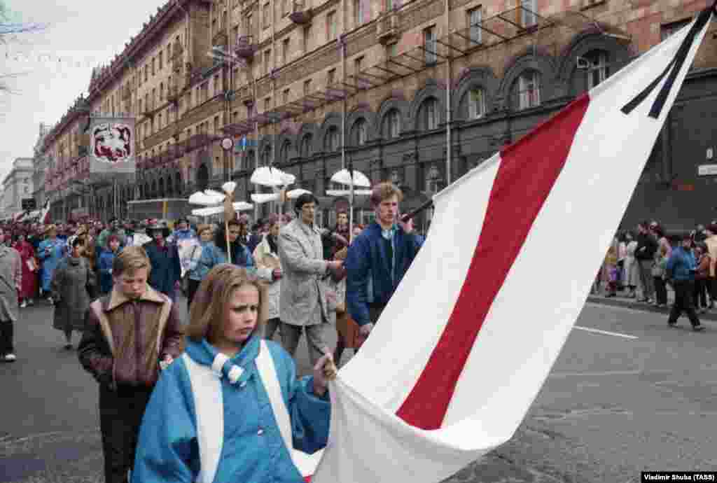 1991. Калёна ідзе па вуліцы Леніна ў Менску