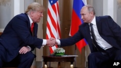 Donald Tramp və Vladimir Putin 2018-ci ildə Helsinki sammiti zamanı.