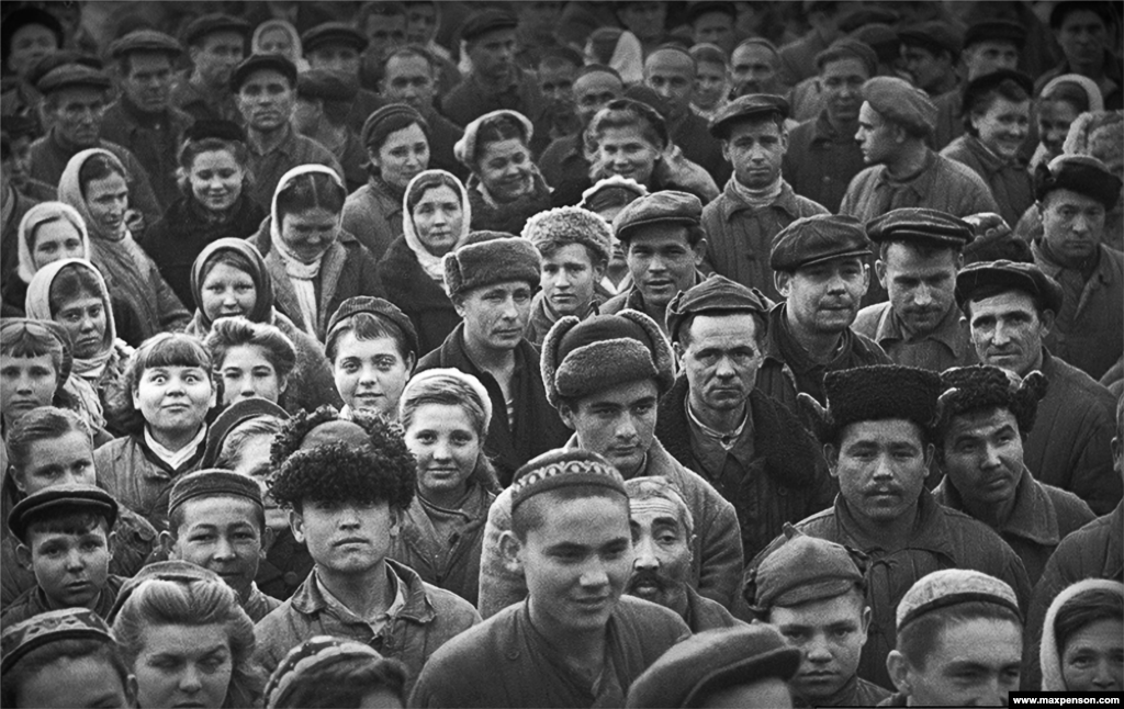 Митинг рабочих во дворе текстильной фабрики в Ташкенте. С 1925 по 1949 год фотограф Макс Пенсон документировал жизнь в советском Узбекистане