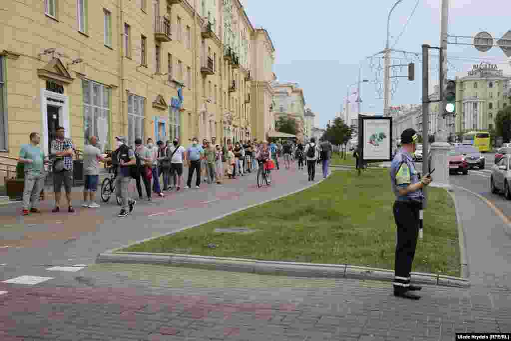 Людзі, якія прыйшлі на&nbsp;&laquo;Пікет салідарнасьці&raquo;, сталі ў чаргу ўздоўж праспэкту Незалежнасьці