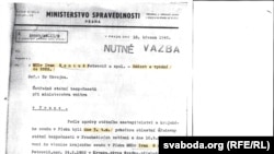 З архіву камітэту дзяржбясьпекі пры міністэрстве ўнутраных спраў ЧССР. Запыт пра выданьне Геніюшаў зь пячаткай «патрэбны арышт».