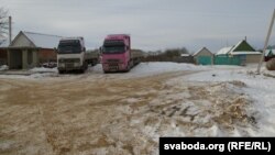 Паводле Аляксандра Грудзіны, на месцы, дзе цяпер грузавікі, стаяла Сьвята-Траецкая царква, у якой служыў бацька Міхася Зарэцкага