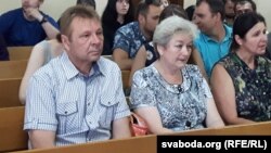 У судовай залі. У цэнтры бацькі абвінавачанага Андрэя Гаўроша